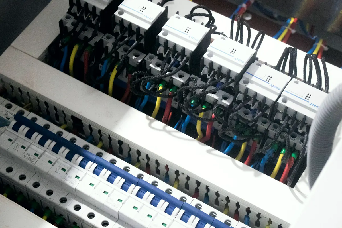 Automàtics d'un quadre elèctric amb els seus cables
