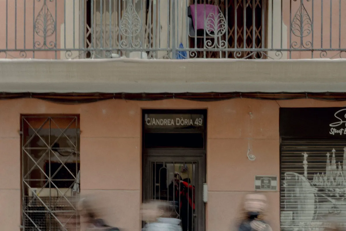 Façana d'un edifici de pisos amb balcons