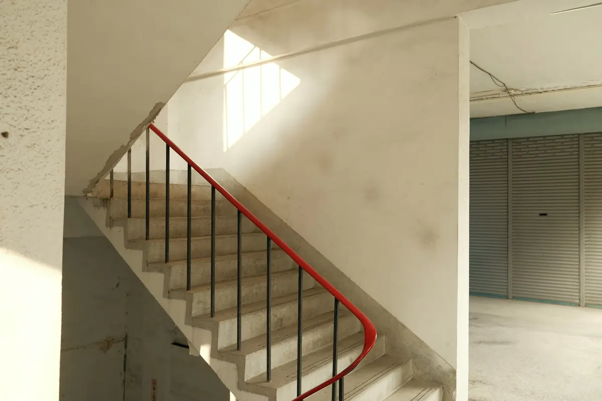 Escala d'un edifici d'habitatges amb llum natural
