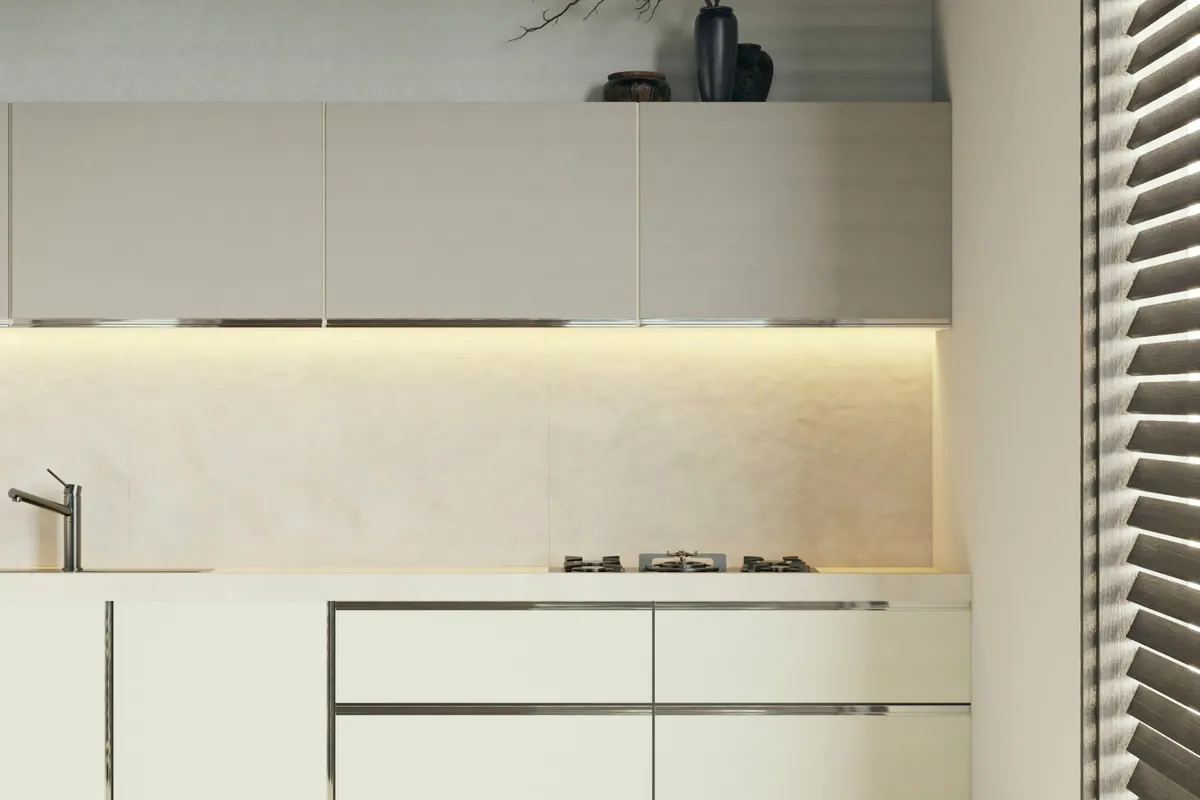 Cuina amb tira de llum LED sota els mobles alts