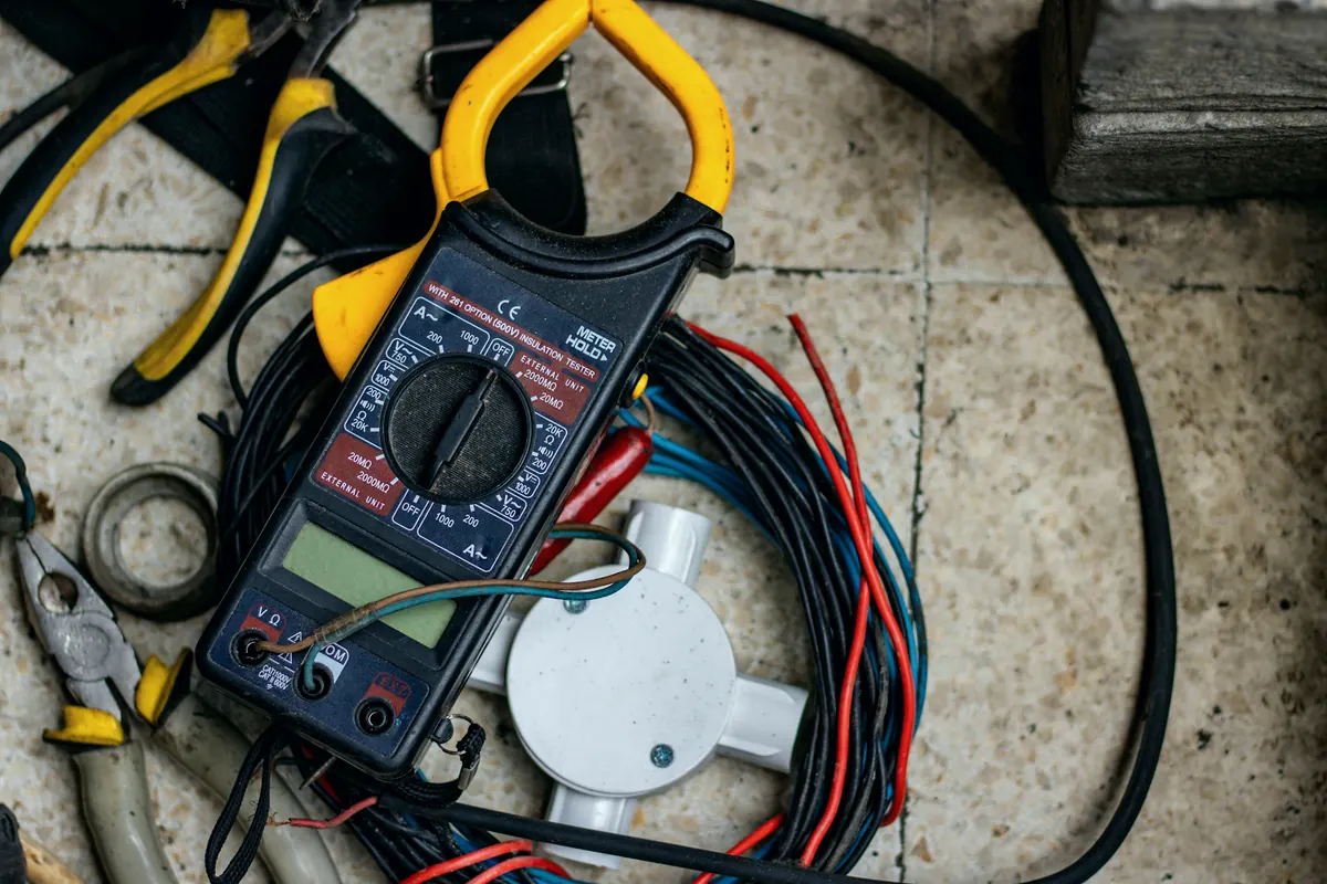 Pinça amperimètrica i eines d'un electricista per a una revisió