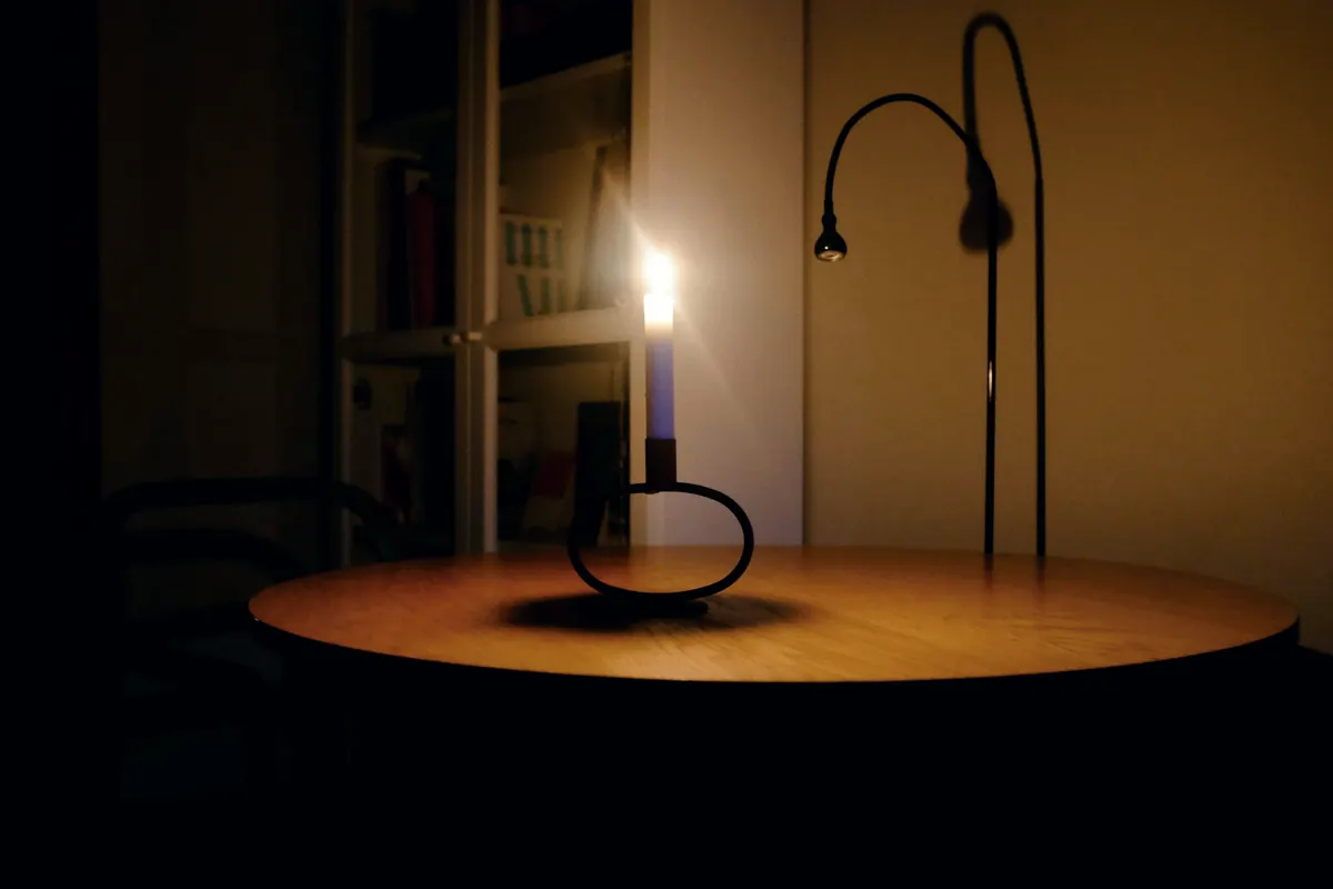 Casa a les fosques il·luminada només per una espelma