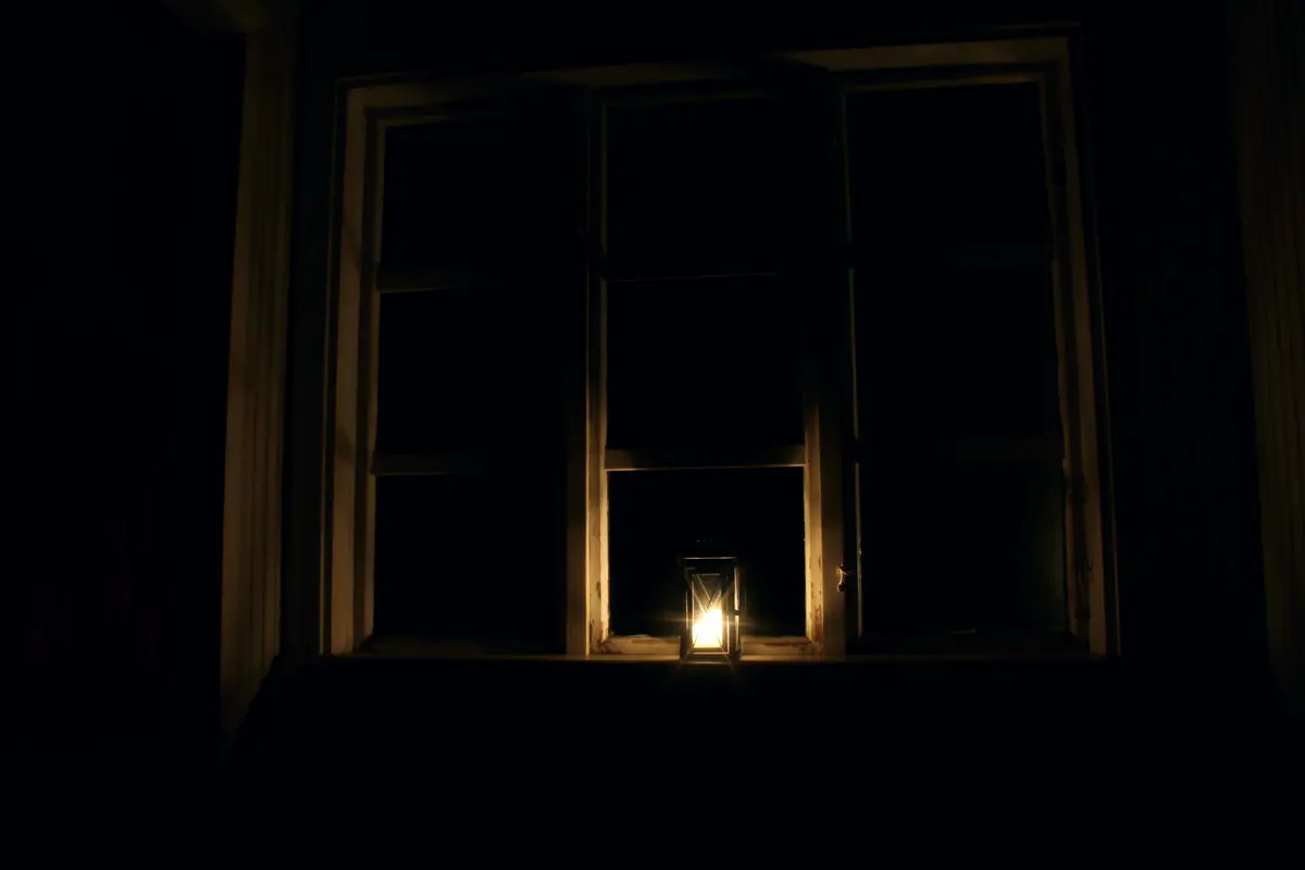 Ventana de un piso sin luz de noche