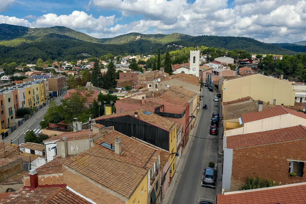 Teulades del centre de Viladecavalls amb la muntanya al fons